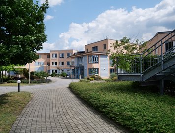 Blick von Hof auf das Altenpflegeheim Haus Immisch