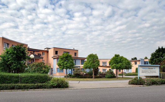 Blick von der Straße auf das Altenpflegeheim Haus Immisch.